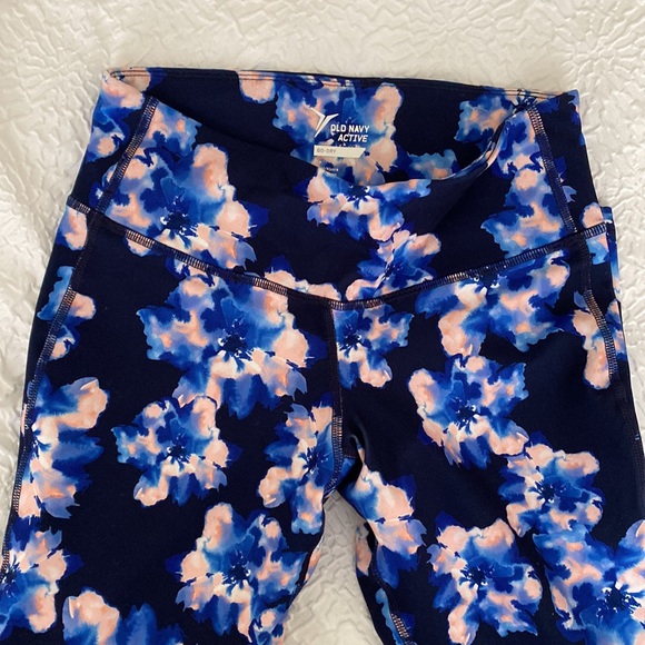 SOLD Old Navy Active Leggings Floral Print - Picture 2 of 4